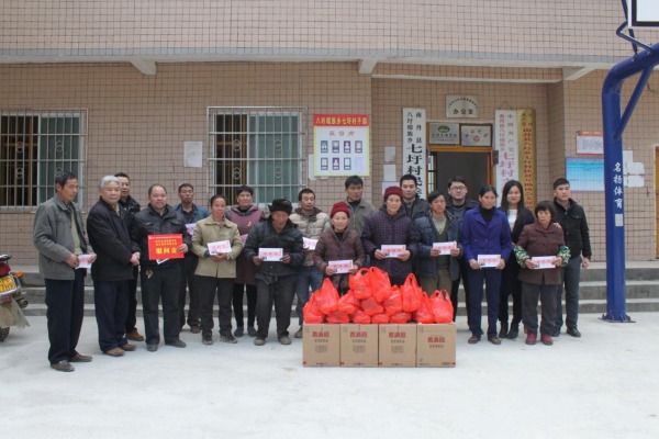 28圈游戏爱心赞助打算惠民生 自愿服务团队山村送温暖2.jpg 28圈游戏爱心赞助打算惠民生 自愿服务团队山村送温暖2.jpg